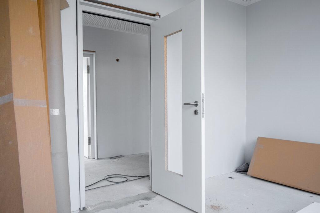 Neue Zimmertür mit Zarge, Baustelle in Wohnung.