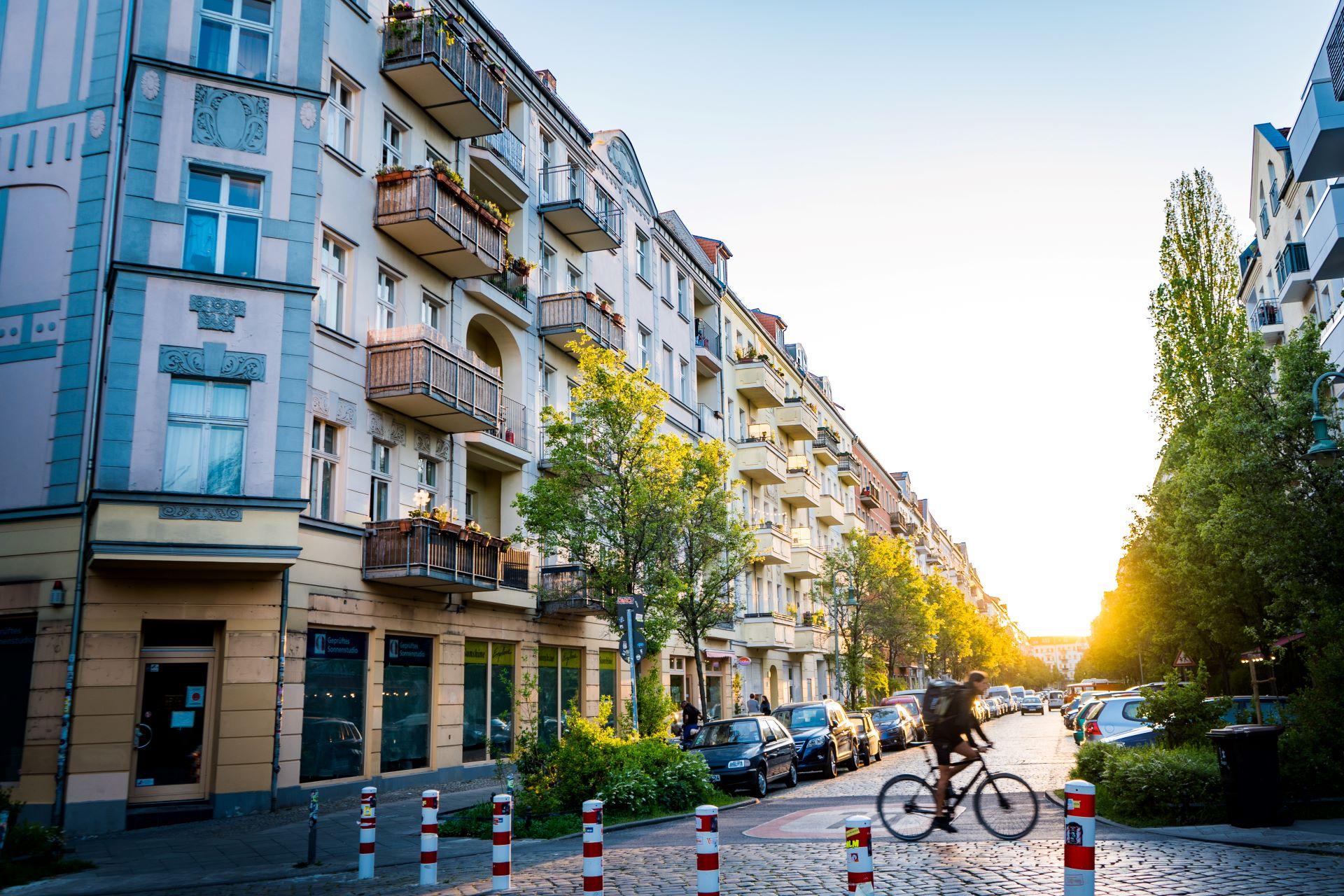 Mehrfamilienhaus und Straße in Mannheim