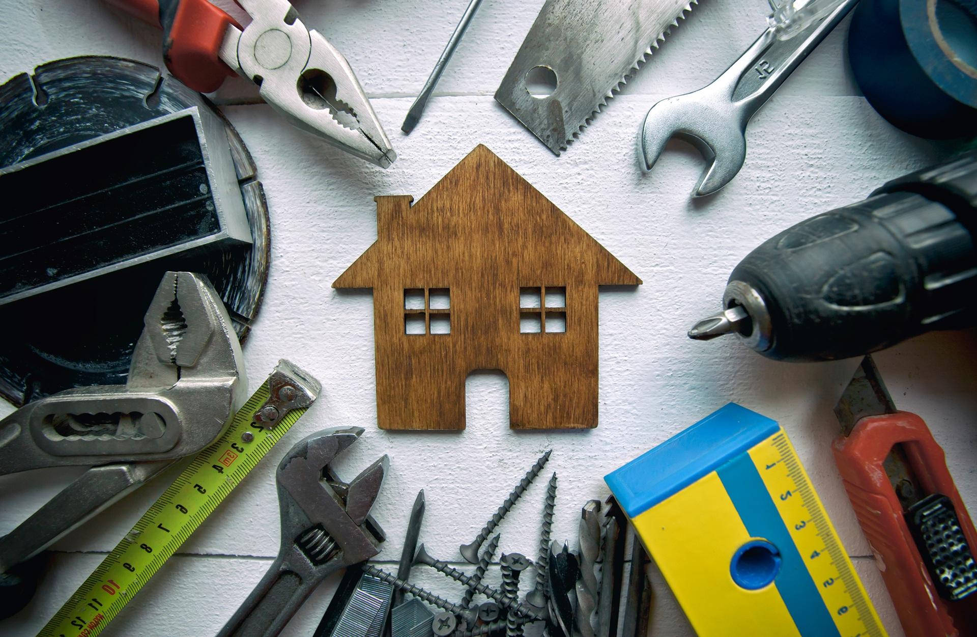 Werkzeuge fuer Heimwerker im Hausbereich | Kohlebuersten