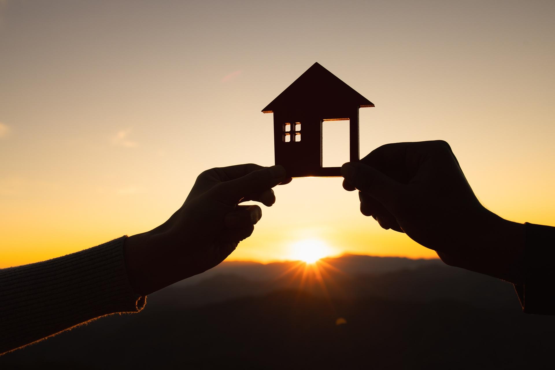 Hausmodell vor Sonnenuntergang gehalten | Entkalkungsanlage

