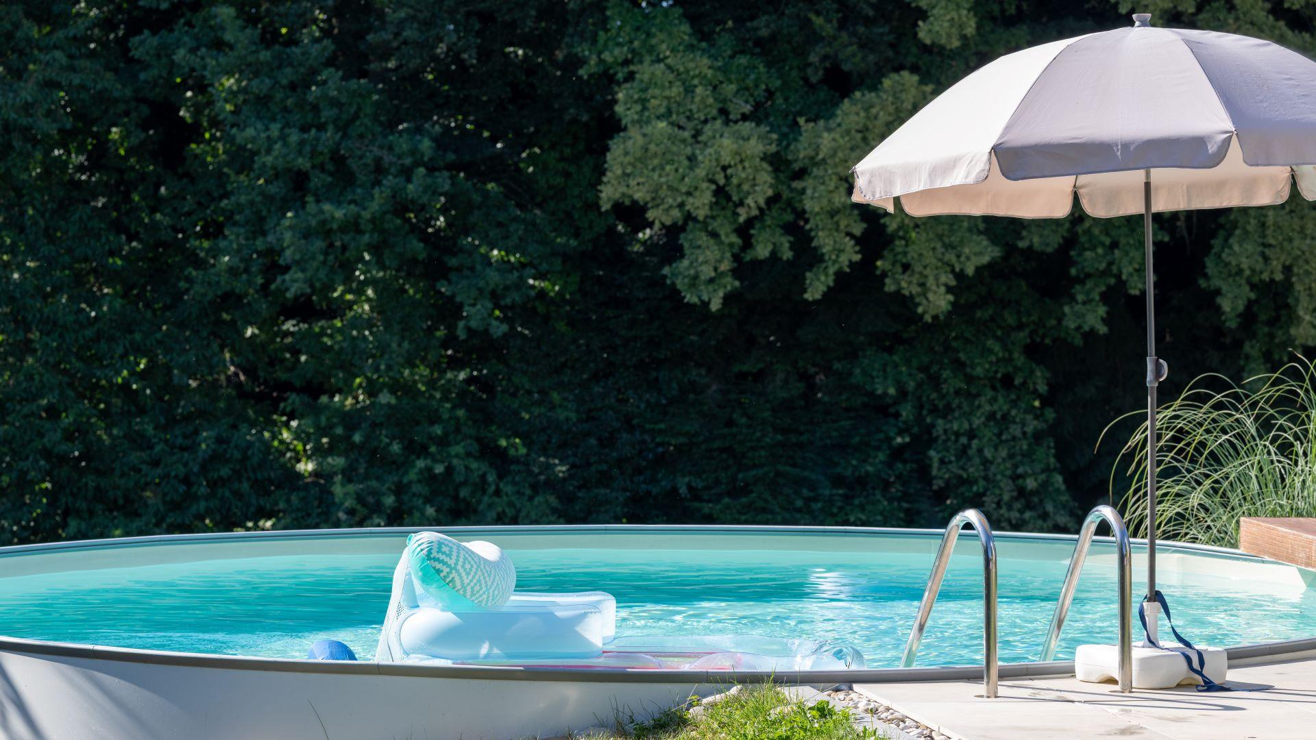 Runder Gartenpool mit klarer Wasserqualität
