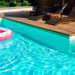 Klarer Gartenpool mit Sonnenliege im Sommer