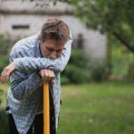 Mann erschöpft bei der Gartenarbeit