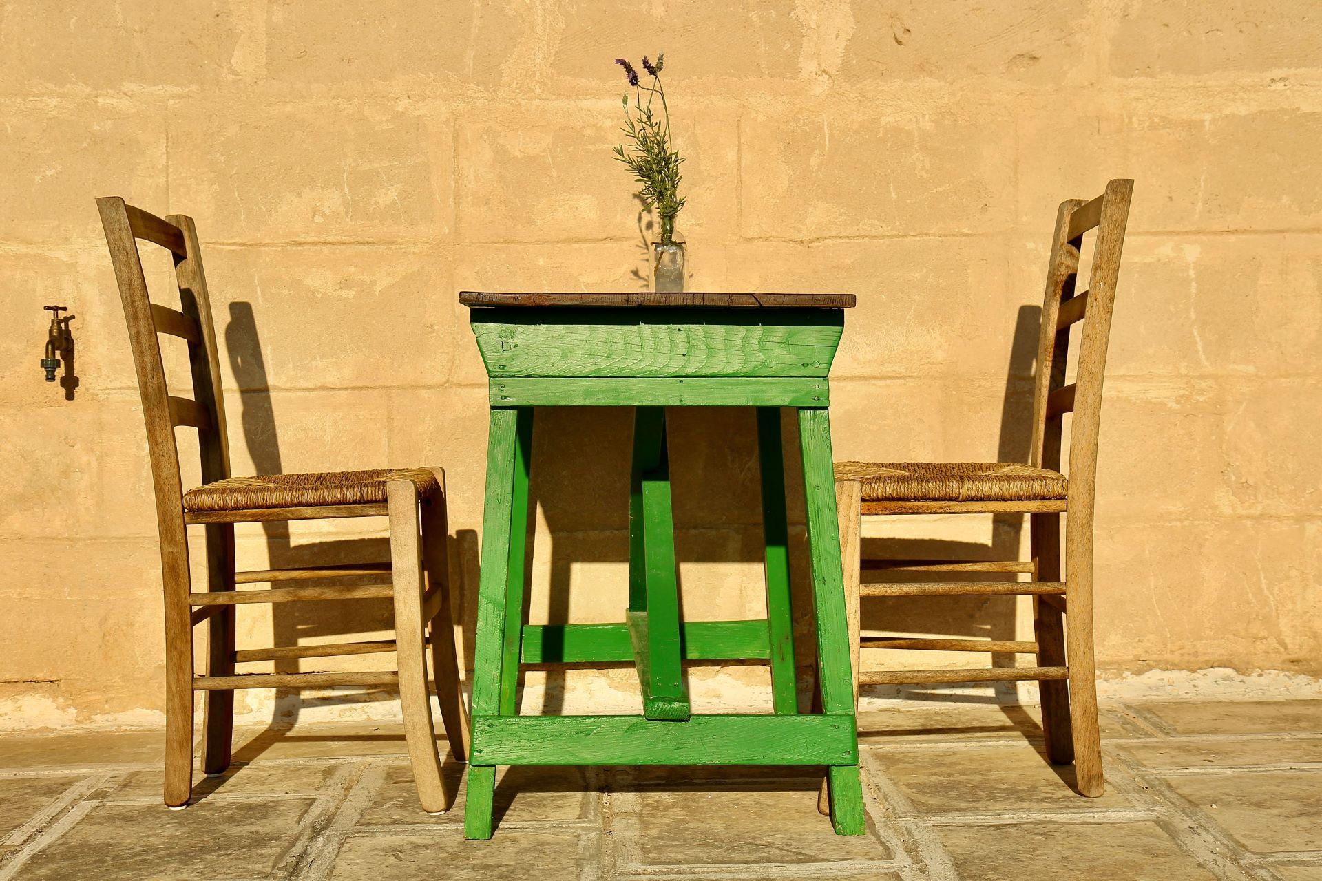 Einfach möblierte Terrasse ohne Struktur