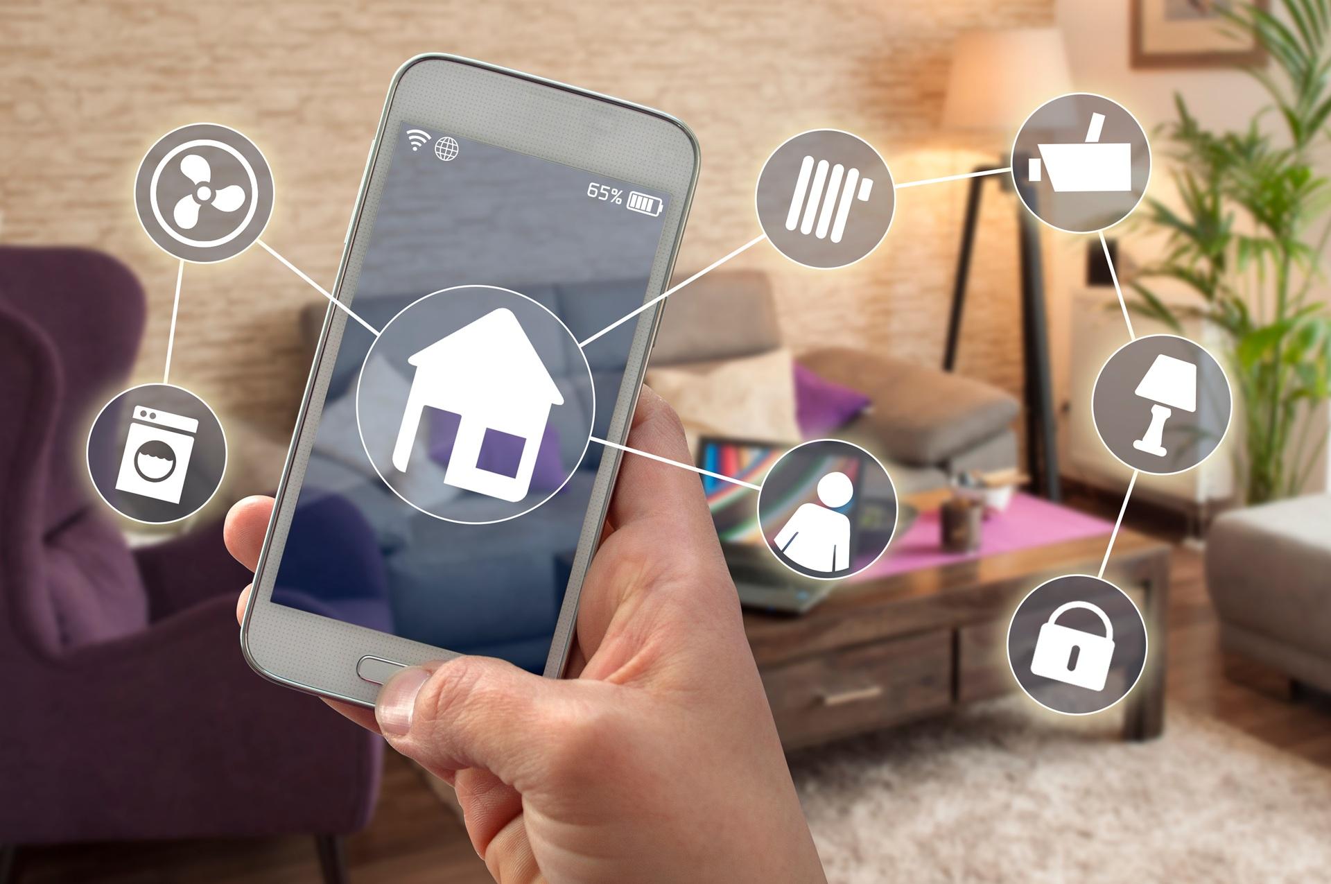 Smartphone steuert Funktionen im Smart Home | Fußbodenheizung fräsen